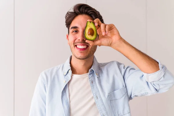 Genç Melez Adam Mutfağında Avokado Tutuyor — Stok fotoğraf