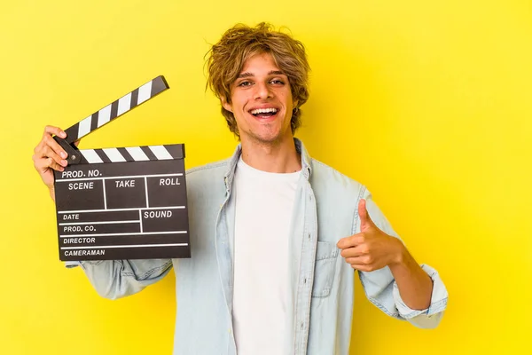 Ung Kaukasisk Mand Med Makeup Holder Clapperboard Isoleret Gul Baggrund - Stock-foto