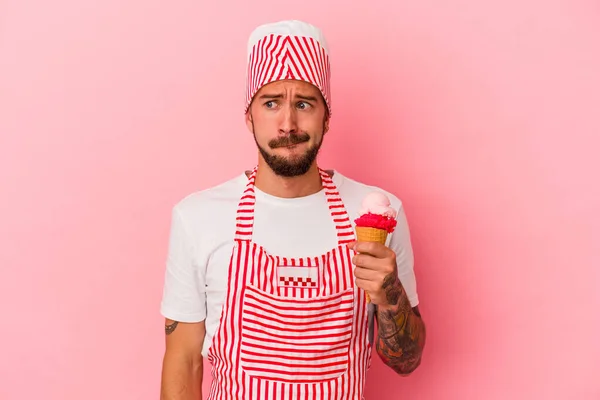 Young Caucasian Ice Maker Man Tattoos Holding Ice Cream Isolated — Stock Photo, Image