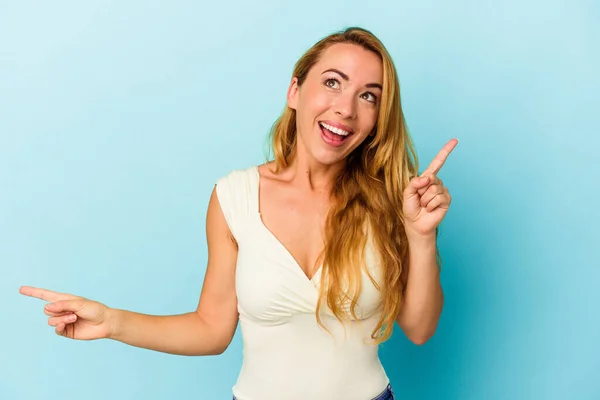 Mujer Caucásica Aislada Sobre Fondo Azul Apuntando Diferentes Espacios Copia — Foto de Stock