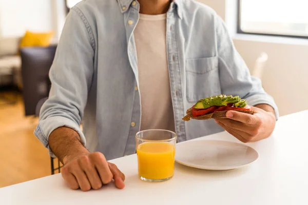 Giovane Uomo Razza Mista Fare Colazione Nella Sua Cucina — Foto Stock