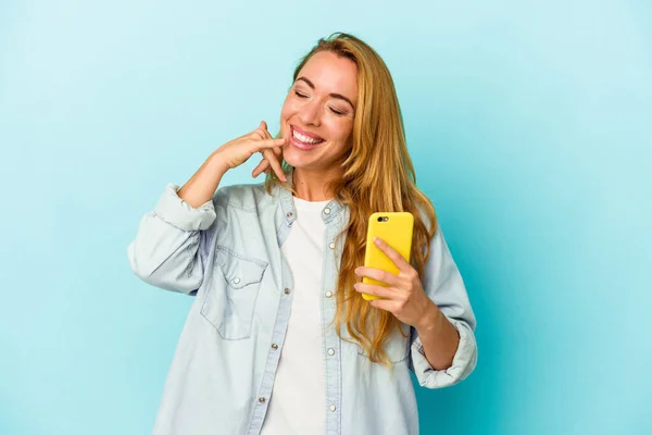 Vit Kvinna Som Håller Mobiltelefon Isolerad Blå Bakgrund Visar Mobiltelefon — Stockfoto