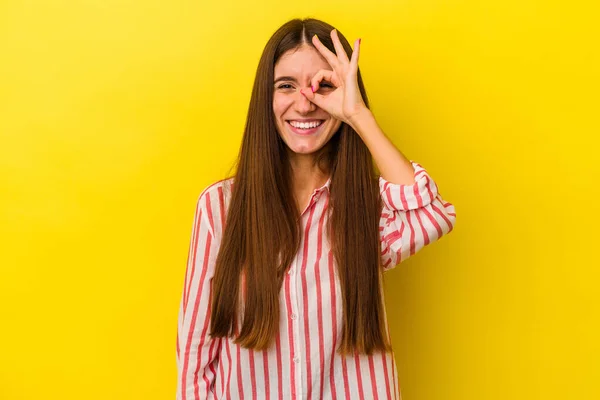 Jonge Blanke Vrouw Geïsoleerd Gele Achtergrond Opgewonden Houden Gebaar Oog — Stockfoto