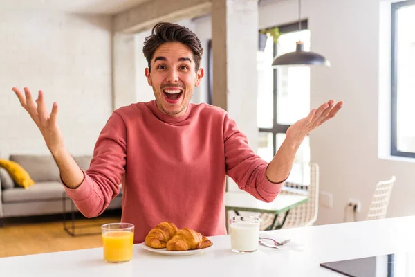 Joven Hombre Raza Mixta Desayunando Una Cocina Mañana Recibiendo Una — Foto de Stock