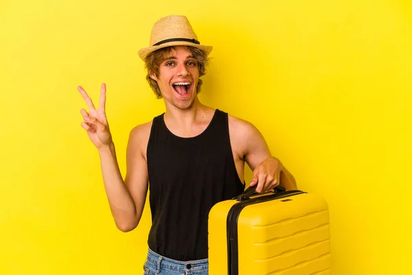 Jovem Caucasiano Com Maquiagem Vai Viajar Isolado Fundo Amarelo Mostrando — Fotografia de Stock