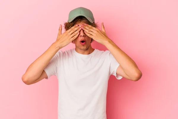 Young Caucasian Man Make Isolated Pink Background Afraid Covering Eyes — Stock Photo, Image
