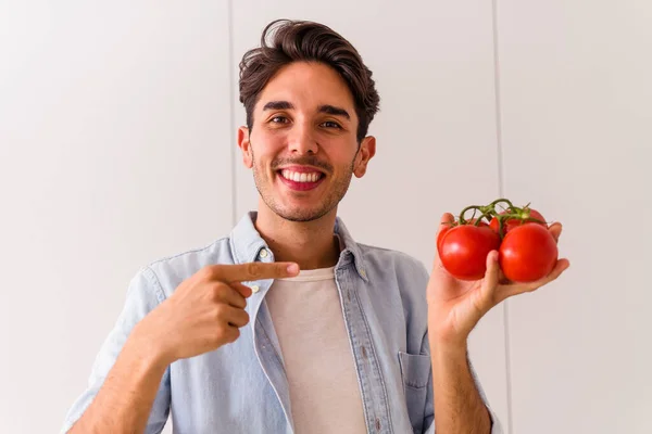 Młody Mieszane Wyścig Człowiek Gospodarstwa Pomidory Jego Kuchnia — Zdjęcie stockowe
