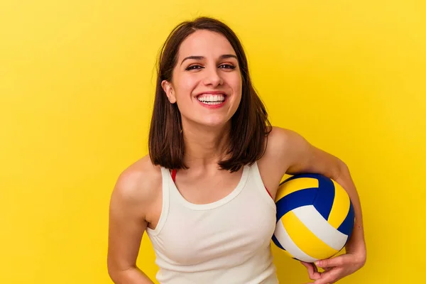 Joven Mujer Caucásica Jugando Voleibol Aislado Sobre Fondo Amarillo Riendo —  Fotos de Stock