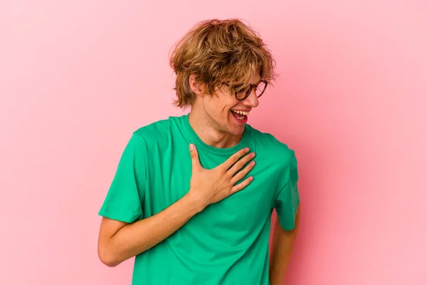Jonge Blanke Man Met Make Geïsoleerd Roze Achtergrond Lachen Houden — Stockfoto