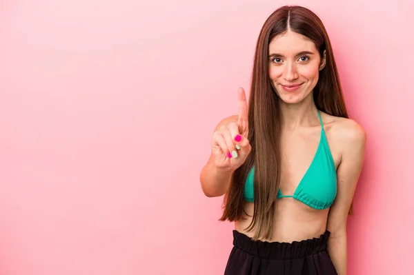 Jonge Blanke Vrouw Dragen Bikini Geïsoleerd Roze Achtergrond Tonen Nummer — Stockfoto