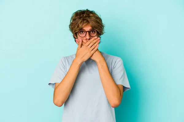 Νεαρός Καυκάσιος Άνδρας Μακιγιάζ Απομονωμένος Μπλε Φόντο Που Καλύπτει Στόμα — Φωτογραφία Αρχείου