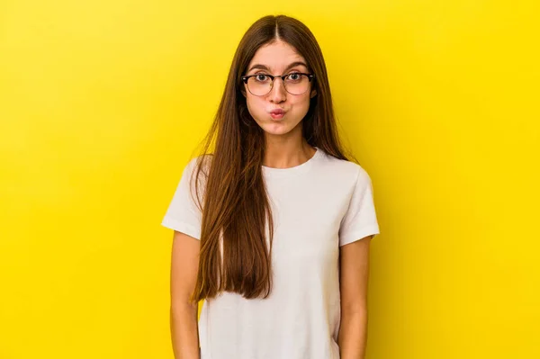 Giovane Donna Caucasica Isolata Sfondo Giallo Soffia Guance Espressione Stanca — Foto Stock