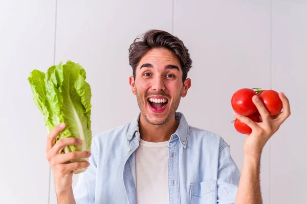 Genç Melez Adam Öğle Yemeği Için Salata Hazırlıyor — Stok fotoğraf