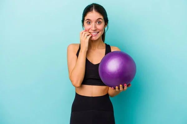 Jonge Blanke Fitness Vrouw Met Een Bal Geïsoleerd Blauwe Achtergrond — Stockfoto