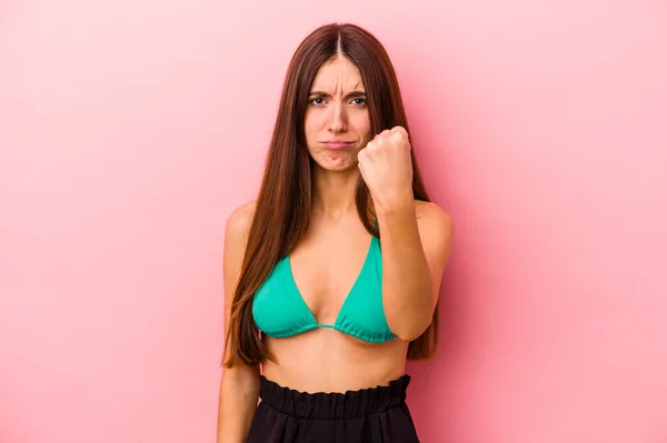 Giovane Donna Caucasica Indossa Bikini Isolato Sfondo Rosa Mostrando Pugno — Foto Stock