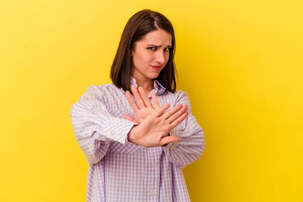 Νεαρή Καυκάσια Γυναίκα Απομονωμένη Κίτρινο Φόντο Κάνοντας Μια Χειρονομία Άρνησης — Φωτογραφία Αρχείου