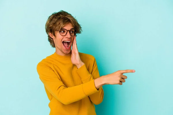 Young Caucasian Man Make Isolated Blue Background Saying Gossip Pointing — Stock Photo, Image