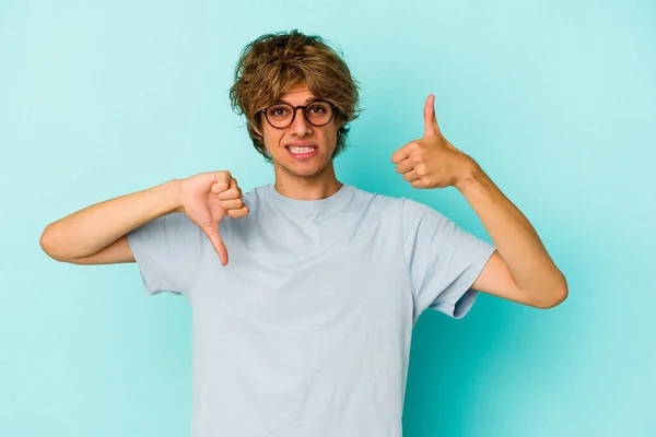 Jonge Blanke Man Met Make Geïsoleerd Blauwe Achtergrond Tonen Duimen — Stockfoto