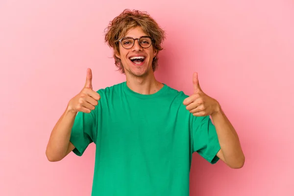 Jonge Blanke Man Met Make Geïsoleerd Roze Achtergrond Glimlachen Het — Stockfoto