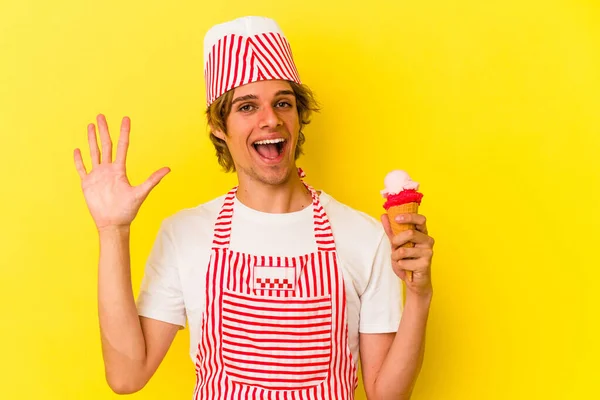 Νεαρός Παγωτομηχανή Άνθρωπος Μακιγιάζ Κρατώντας Παγωτό Απομονώνονται Κίτρινο Φόντο Χαμογελώντας — Φωτογραφία Αρχείου
