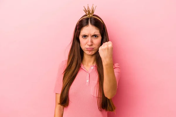 Jonge Blanke Vrouw Dragen Kroon Geïsoleerd Roze Achtergrond Tonen Vuist — Stockfoto