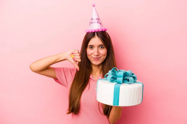 Mulher Caucasiana Jovem Comemorando Aniversário Isolado Fundo Rosa Mostrando Gesto — Fotografia de Stock