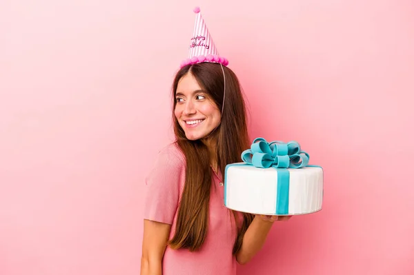 Jovem Caucasiana Celebrando Aniversário Isolado Fundo Rosa Olha Para Lado — Fotografia de Stock