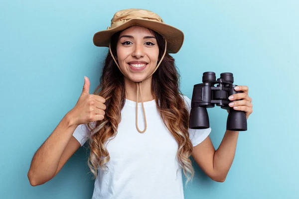 Junge Mexikanerin Mit Fernglas Auf Blauem Hintergrund Lächelt Und Hebt — Stockfoto