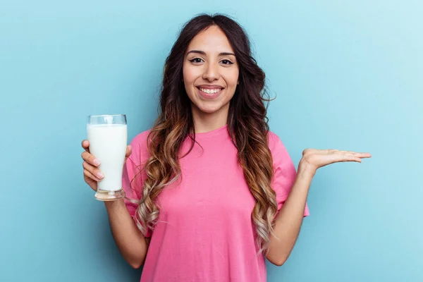 Mujer Joven Raza Mixta Sosteniendo Vaso Leche Aislado Sobre Fondo — Foto de Stock