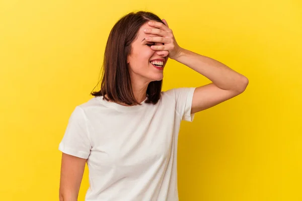 Mujer Joven Caucásica Aislada Sobre Fondo Amarillo Cubre Los Ojos —  Fotos de Stock