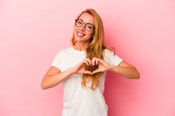 Mulher Loira Caucasiana Isolada Fundo Rosa Sorrindo Mostrando Uma Forma — Fotografia de Stock