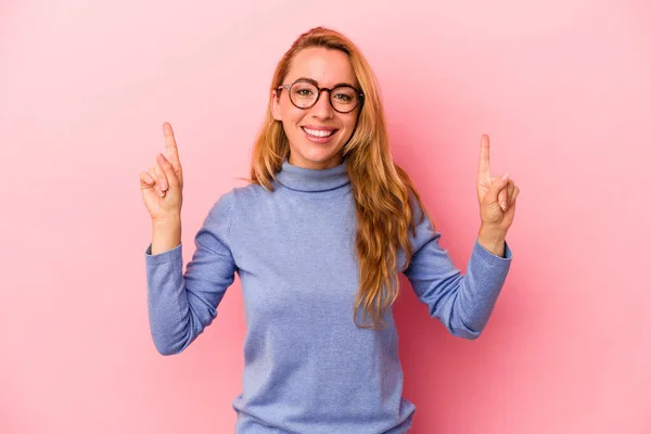 Mujer Rubia Caucásica Aislada Sobre Fondo Rosa Indica Con Ambos —  Fotos de Stock