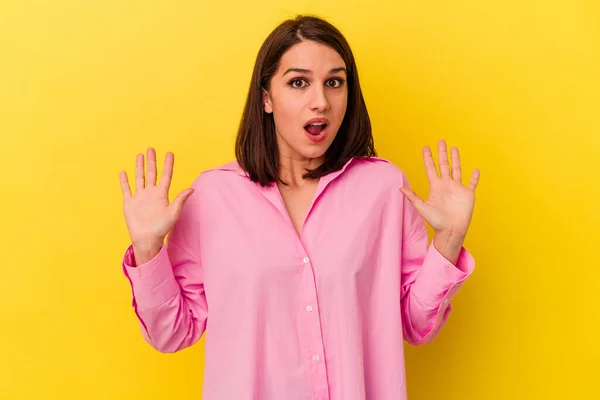 Jonge Blanke Vrouw Geïsoleerd Gele Achtergrond Schreeuwen Naar Hemel Omhoog — Stockfoto