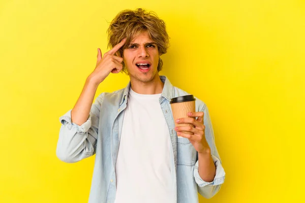 Ung Kaukasisk Man Med Makeup Håller Take Away Kaffe Isolerad — Stockfoto