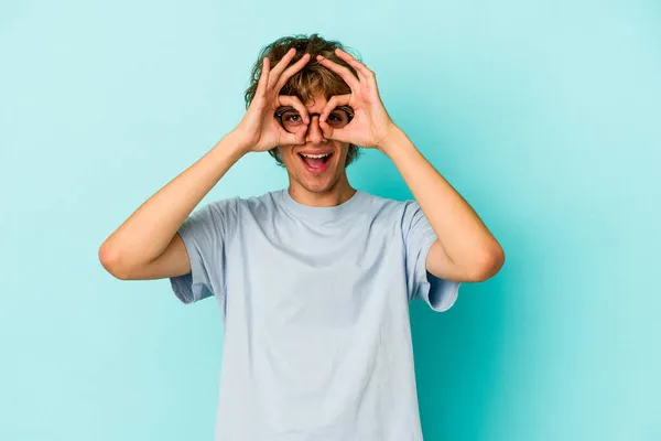 Joven Hombre Caucásico Con Maquillaje Aislado Sobre Fondo Azul Mostrando —  Fotos de Stock