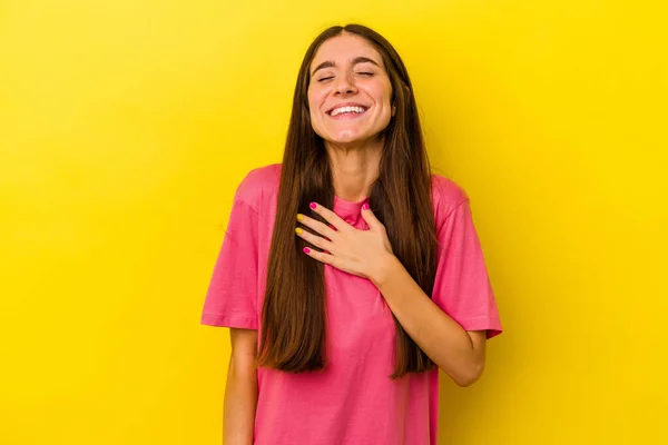 Junge Kaukasische Frau Auf Gelbem Hintergrund Lacht Laut Aus Und — Stockfoto