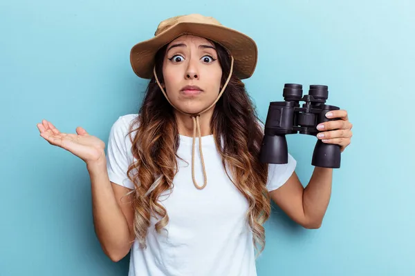 Mujer Mexicana Joven Sosteniendo Binoculares Aislados Sobre Fondo Azul Encoge — Foto de Stock