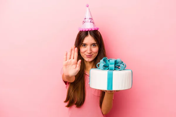 Jovem Caucasiana Celebrando Aniversário Isolado Fundo Rosa Com Mão Estendida — Fotografia de Stock