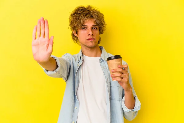 Νεαρός Καυκάσιος Άνδρας Μακιγιάζ Κρατώντας Ένα Take Away Καφέ Απομονωμένο — Φωτογραφία Αρχείου