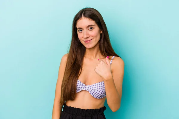 Jonge Blanke Vrouw Draagt Bikini Geïsoleerd Blauwe Achtergrond Wijzend Met — Stockfoto