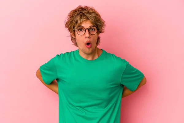 Jonge Blanke Man Met Make Geïsoleerd Roze Achtergrond Wordt Geschokt — Stockfoto