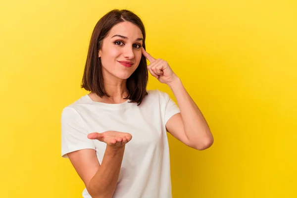 Ung Kaukasisk Kvinna Isolerad Gul Bakgrund Innehav Och Visar Produkt — Stockfoto