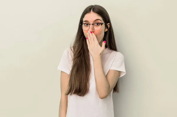 Sarı Arka Planda Izole Edilmiş Genç Beyaz Kadın Esniyor Ağzı — Stok fotoğraf