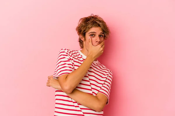 Joven Hombre Caucásico Con Maquillaje Aislado Sobre Fondo Rosa Asustado —  Fotos de Stock
