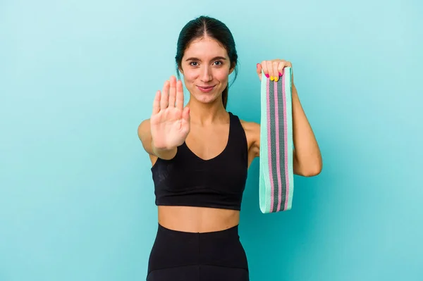 Joven Mujer Atlética Caucásica Sosteniendo Bandas Elásticas Aisladas Sobre Fondo — Foto de Stock