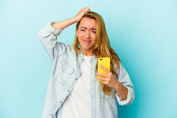 Kaukasiska Kvinna Som Håller Mobiltelefon Isolerad Blå Bakgrund Chockad Hon — Stockfoto
