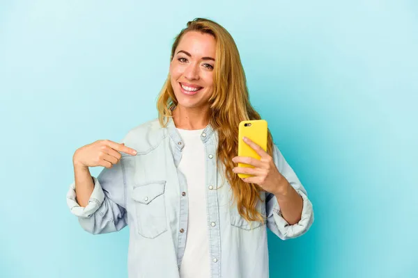 Vit Kvinna Som Håller Mobiltelefon Isolerad Blå Bakgrund Person Som — Stockfoto