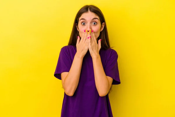 Mujer Joven Caucásica Aislada Sobre Fondo Amarillo Impactada Cubriendo Boca — Foto de Stock