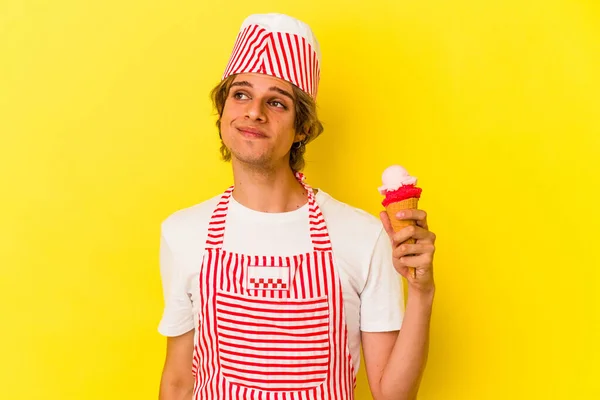 Νεαρός Παγωτομηχανή Άνθρωπος Μακιγιάζ Κρατώντας Παγωτό Απομονωμένο Κίτρινο Φόντο Ονειρεύεται — Φωτογραφία Αρχείου