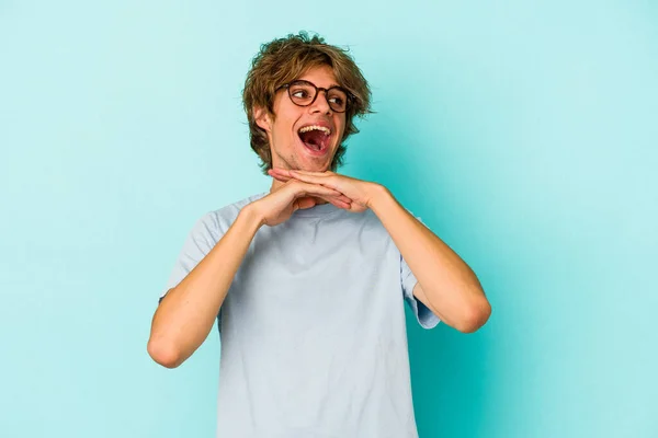 Jonge Blanke Man Met Make Geïsoleerd Blauwe Achtergrond Houdt Handen — Stockfoto